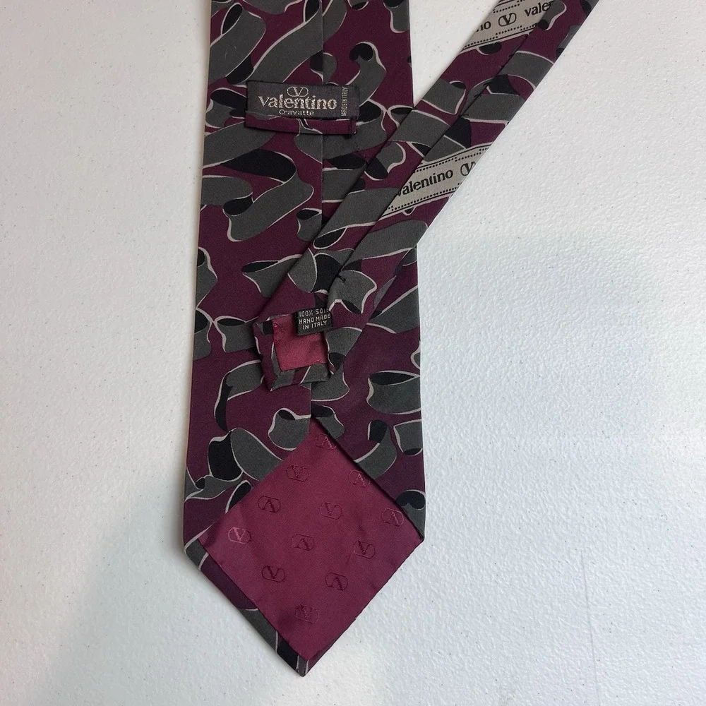 Valentino Cravatte Maroon Gray Italy‎ Abstract 100% Silk Tie Vintage